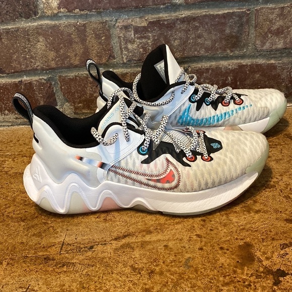 NIKE‎ Giannis Immortality Shoes in White Blue Red Basketball Shoes main image 11